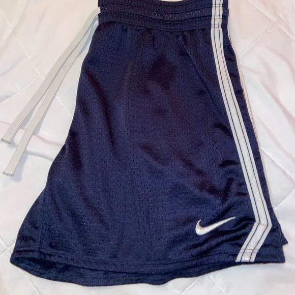woman’s nike athletic shorts - Picture 2 of 5